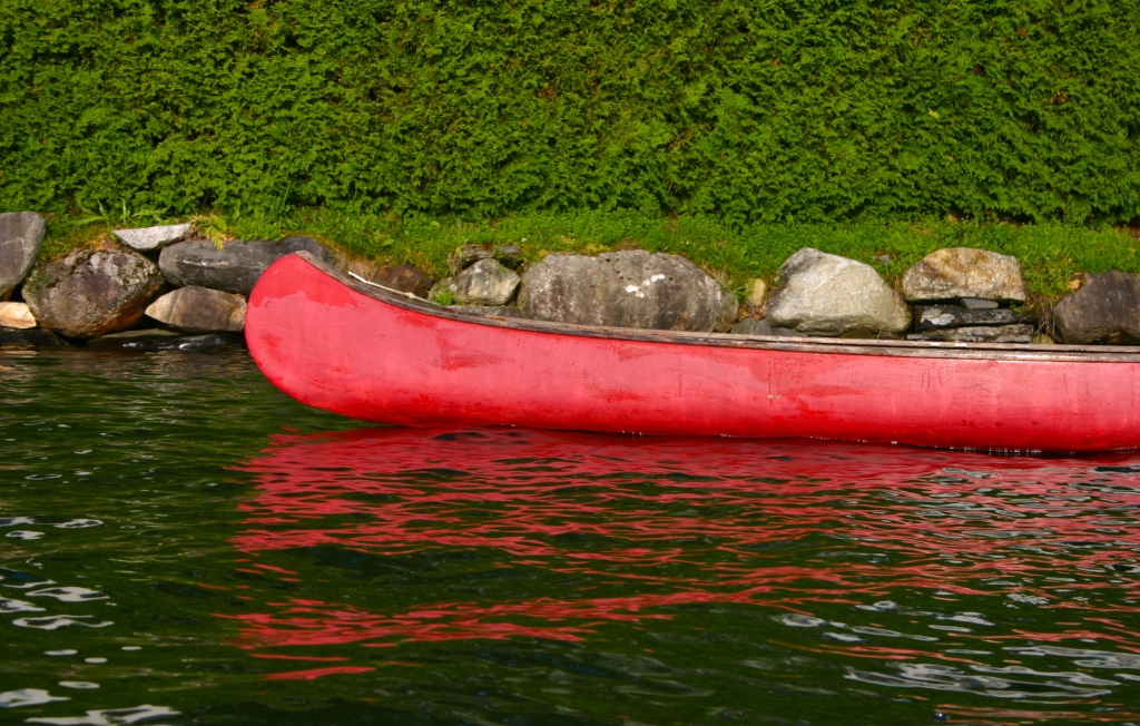 Red-Canoe_Caspian-Lake-Vermont